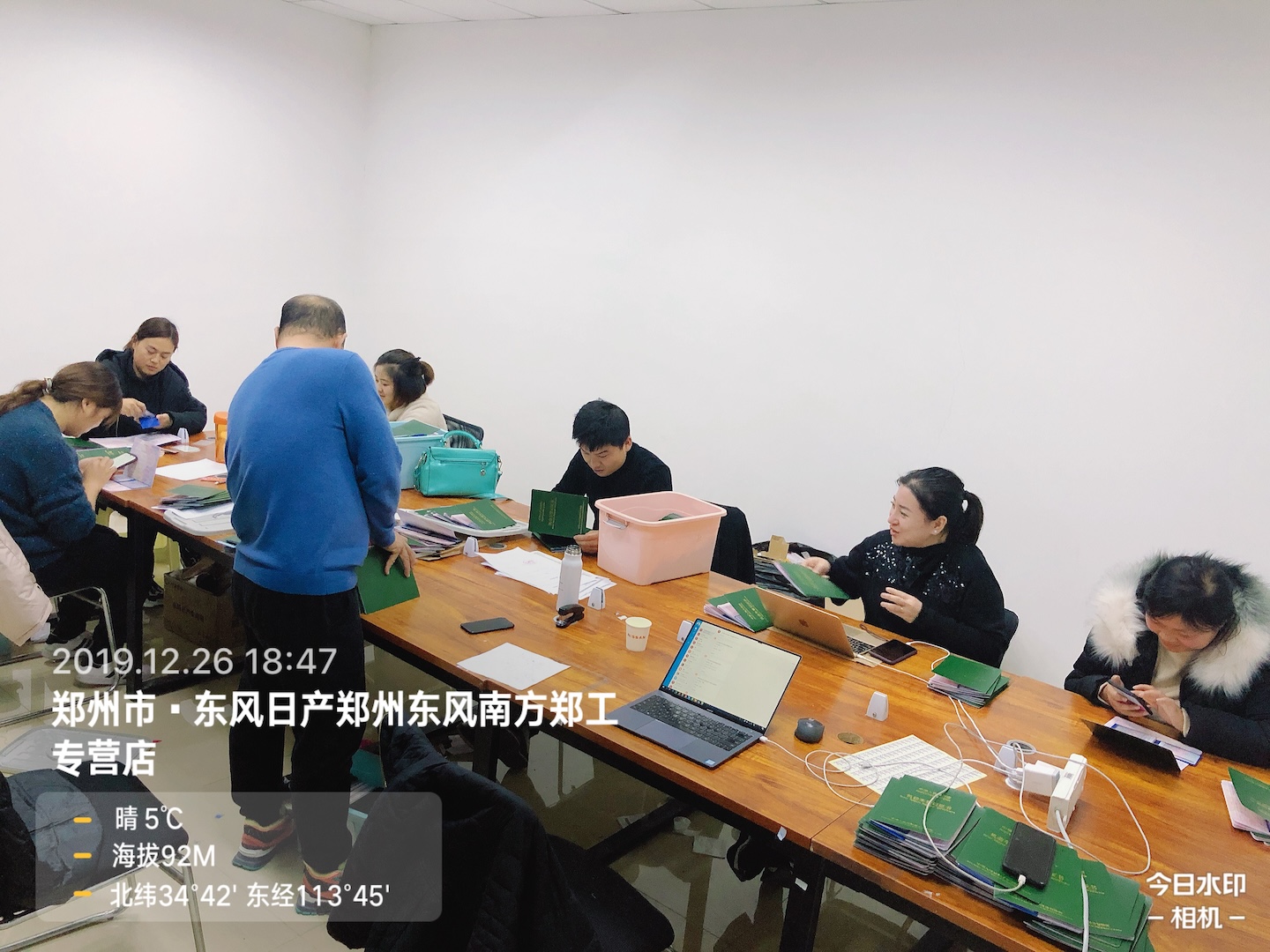 项目团队集中整理网约车办理资料